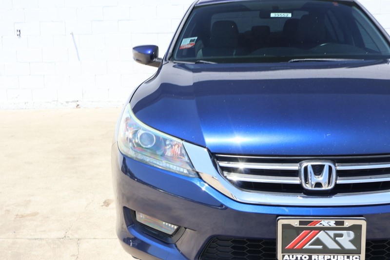 Honda Accord Sedan Vehicle Full-screen Gallery Image 03