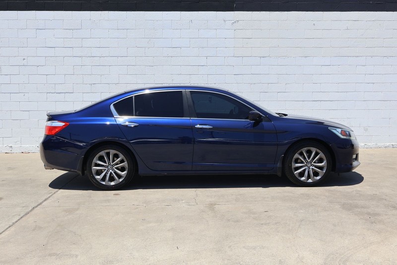 Honda Accord Sedan Vehicle Full-screen Gallery Image 04