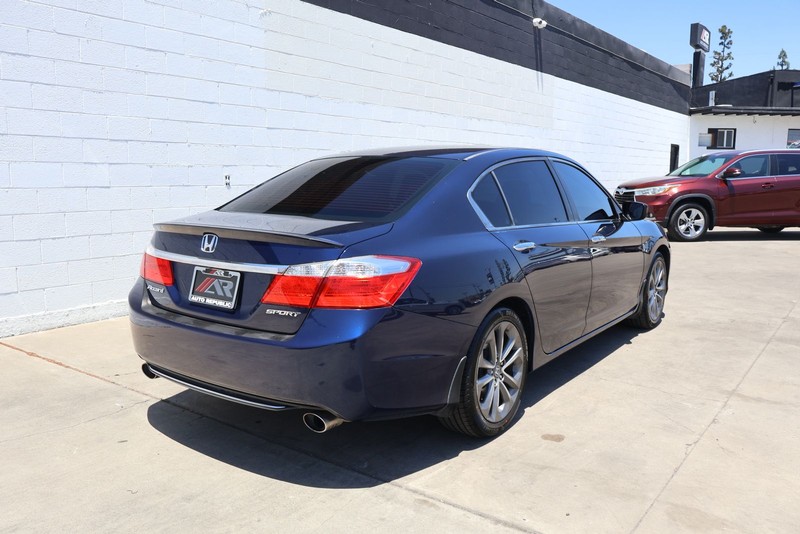 Honda Accord Sedan Vehicle Full-screen Gallery Image 05