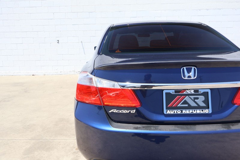Honda Accord Sedan Vehicle Full-screen Gallery Image 07