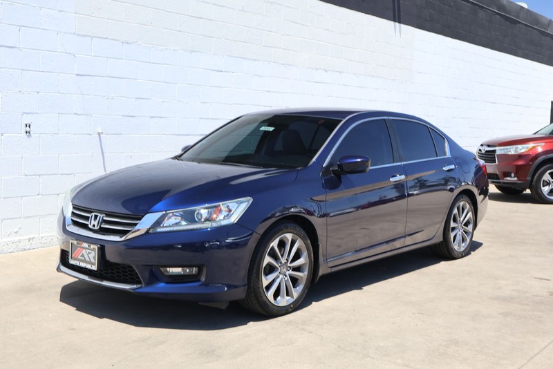 Honda Accord Sedan Vehicle Full-screen Gallery Image 10