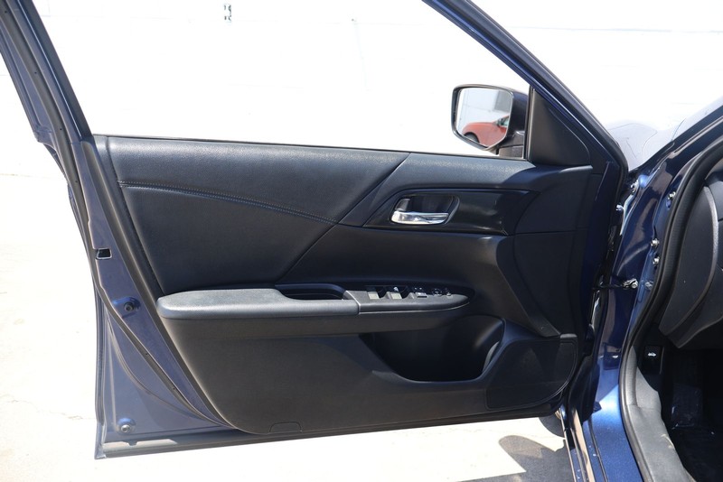 Honda Accord Sedan Vehicle Full-screen Gallery Image 13