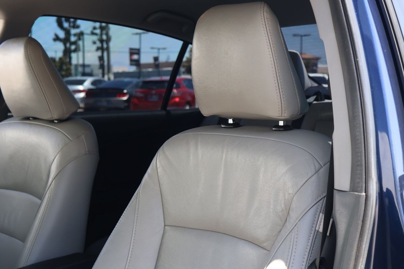Honda Accord Sedan Vehicle Full-screen Gallery Image 16