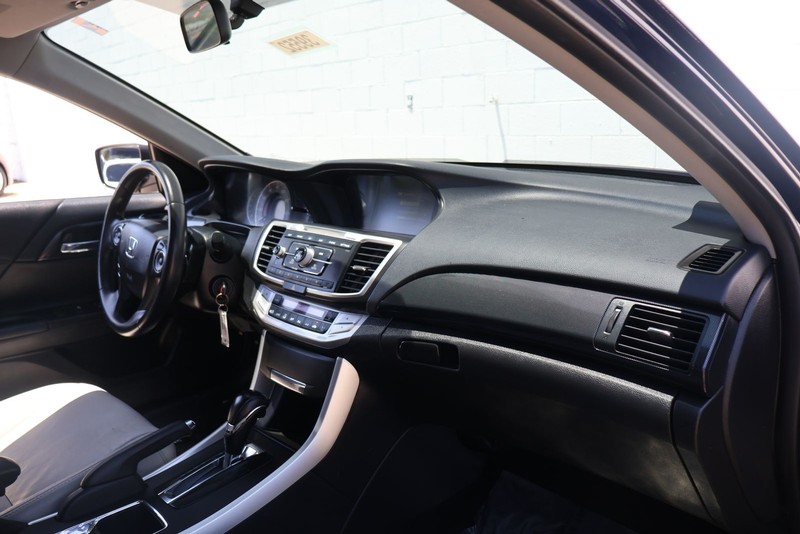 Honda Accord Sedan Vehicle Full-screen Gallery Image 17