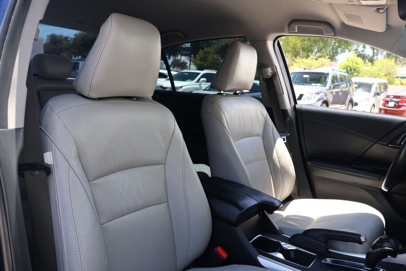 Honda Accord Sedan Vehicle Full-screen Gallery Image 18
