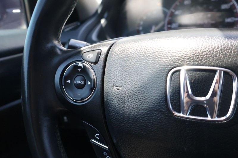 Honda Accord Sedan Vehicle Full-screen Gallery Image 23