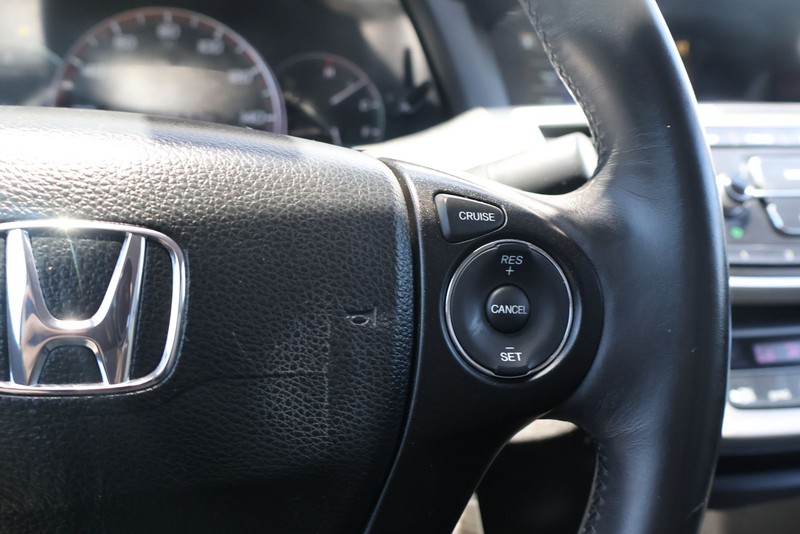 Honda Accord Sedan Vehicle Full-screen Gallery Image 24