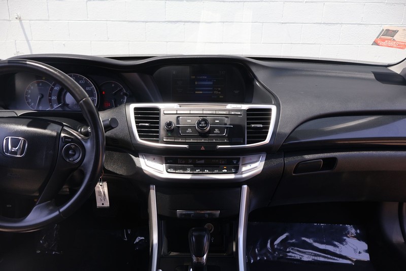 Honda Accord Sedan Vehicle Full-screen Gallery Image 25