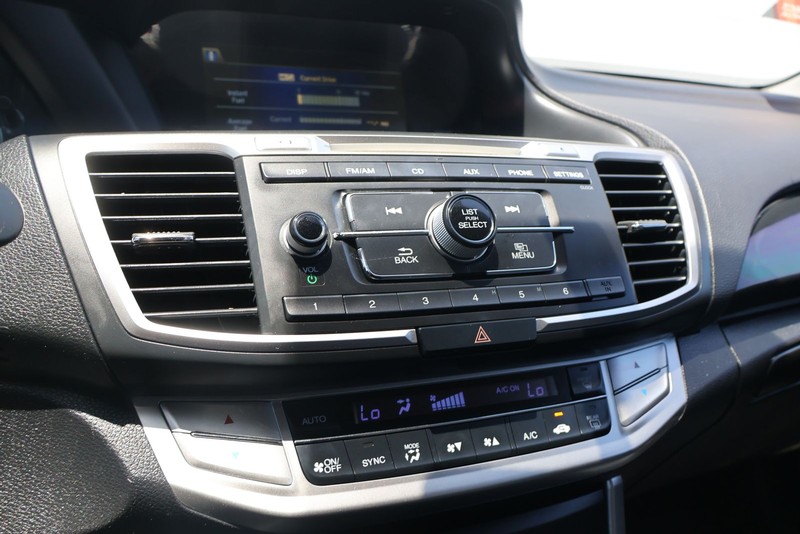 Honda Accord Sedan Vehicle Full-screen Gallery Image 28