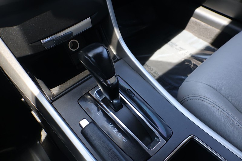 Honda Accord Sedan Vehicle Full-screen Gallery Image 29