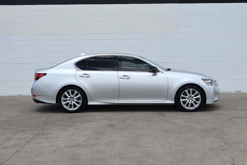 Lexus GS 350 Vehicle Full-screen Gallery Image 04