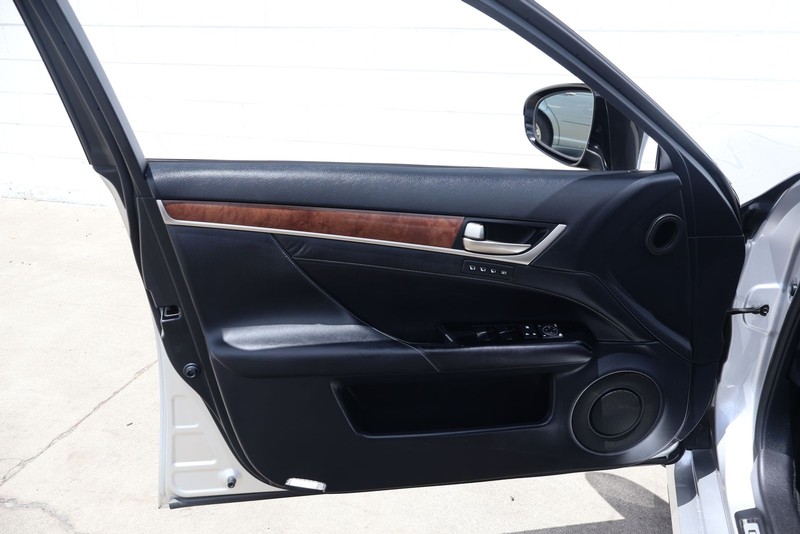 Lexus GS 350 Vehicle Full-screen Gallery Image 14