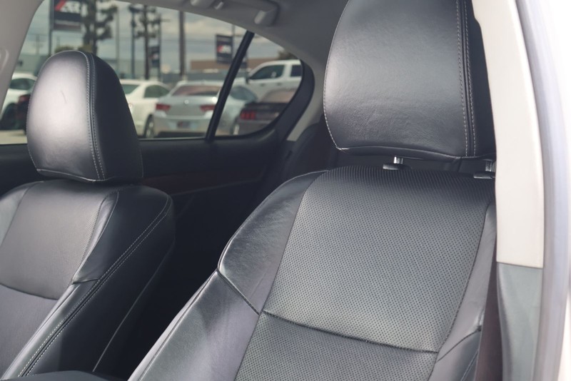 Lexus GS 350 Vehicle Full-screen Gallery Image 17