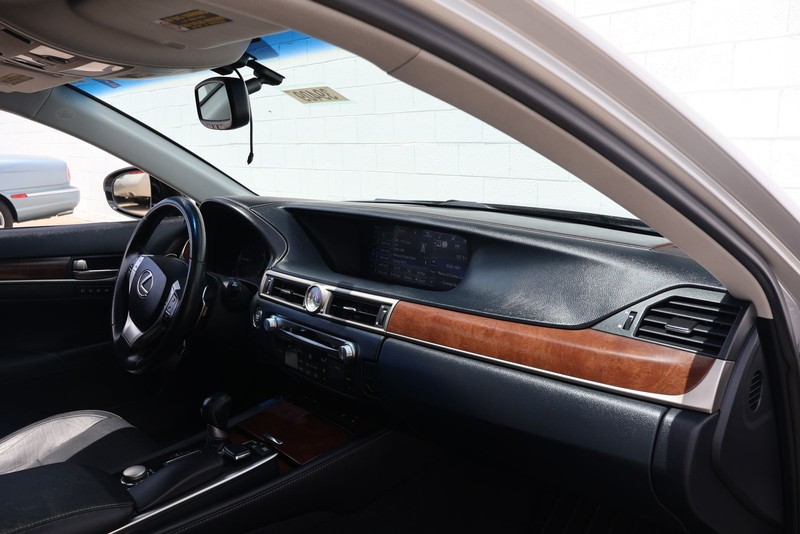 Lexus GS 350 Vehicle Full-screen Gallery Image 18