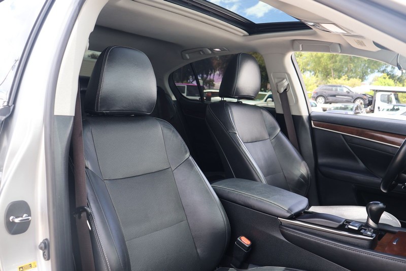 Lexus GS 350 Vehicle Full-screen Gallery Image 19