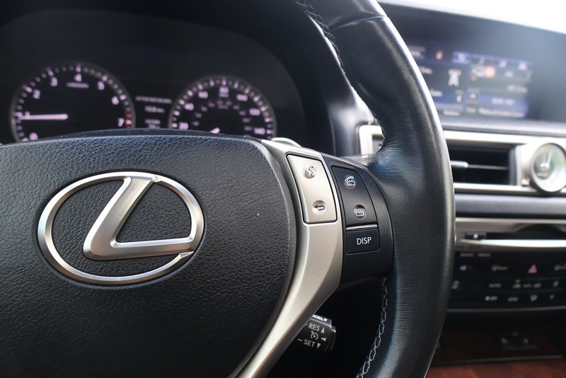 Lexus GS 350 Vehicle Full-screen Gallery Image 26