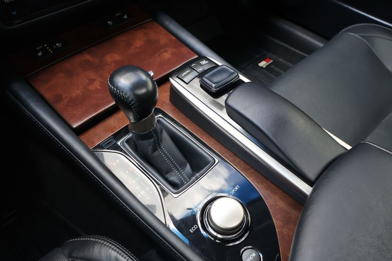 Lexus GS 350 Vehicle Full-screen Gallery Image 31