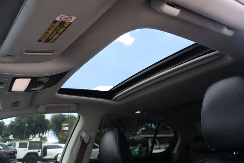 Lexus GS 350 Vehicle Full-screen Gallery Image 32