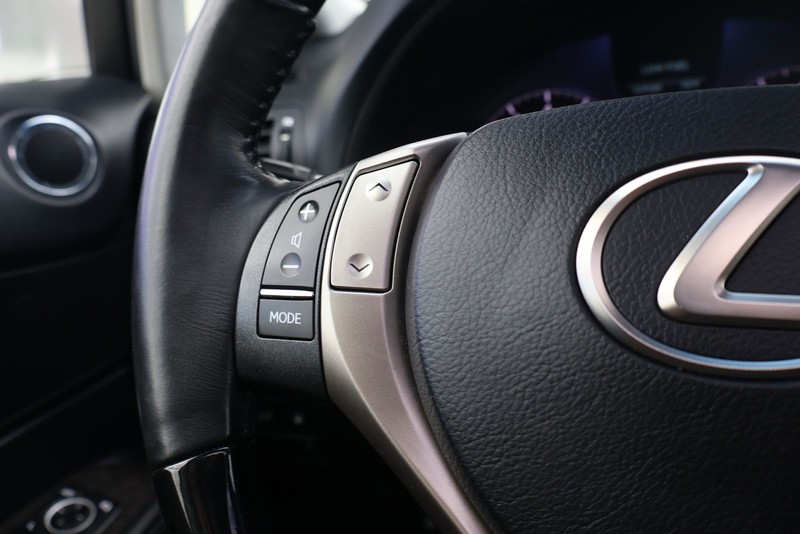 Lexus RX 350 Vehicle Full-screen Gallery Image 24