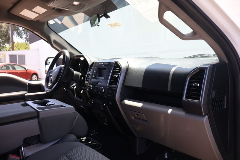 Ford F-150 Vehicle Full-screen Gallery Image 18