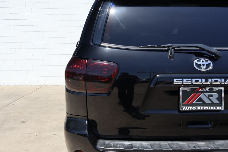 Toyota Sequoia Vehicle Full-screen Gallery Image 07