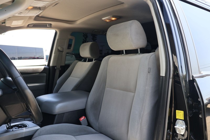 Toyota Sequoia Vehicle Full-screen Gallery Image 16