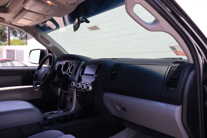 Toyota Sequoia Vehicle Full-screen Gallery Image 18