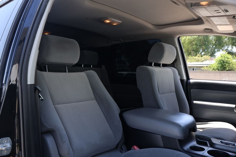 Toyota Sequoia Vehicle Full-screen Gallery Image 19