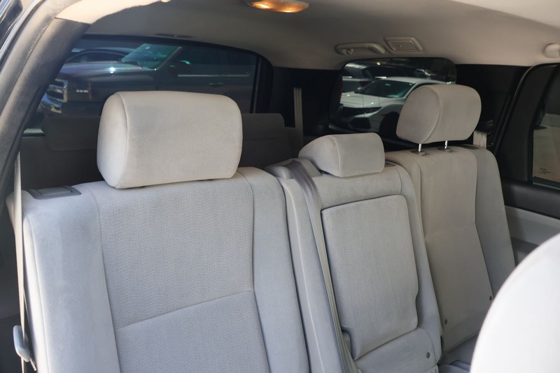 Toyota Sequoia Vehicle Full-screen Gallery Image 20