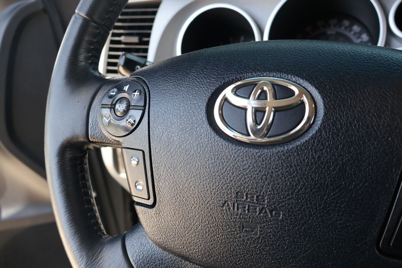 Toyota Sequoia Vehicle Full-screen Gallery Image 26