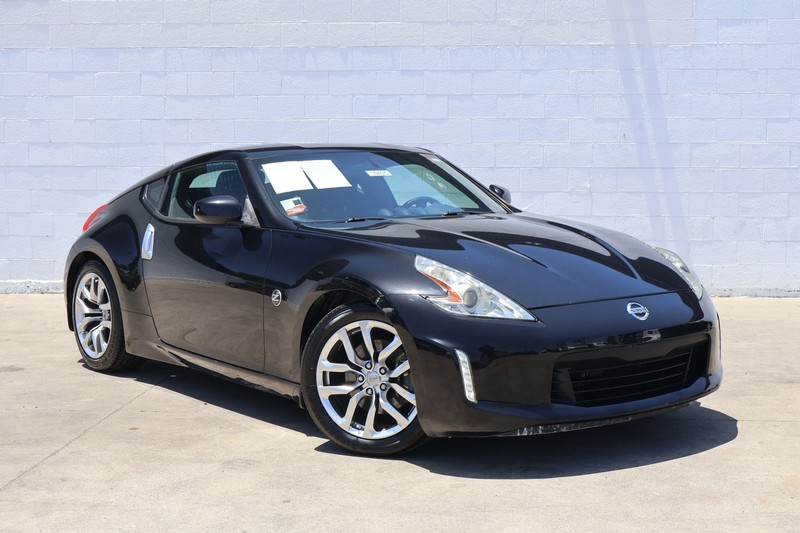 Nissan 370Z Vehicle Full-screen Gallery Image 01