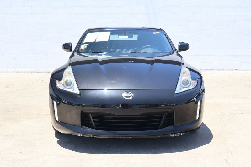 Nissan 370Z Vehicle Full-screen Gallery Image 02