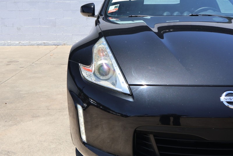 Nissan 370Z Vehicle Full-screen Gallery Image 03