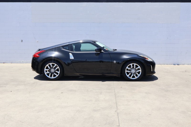 Nissan 370Z Vehicle Full-screen Gallery Image 04
