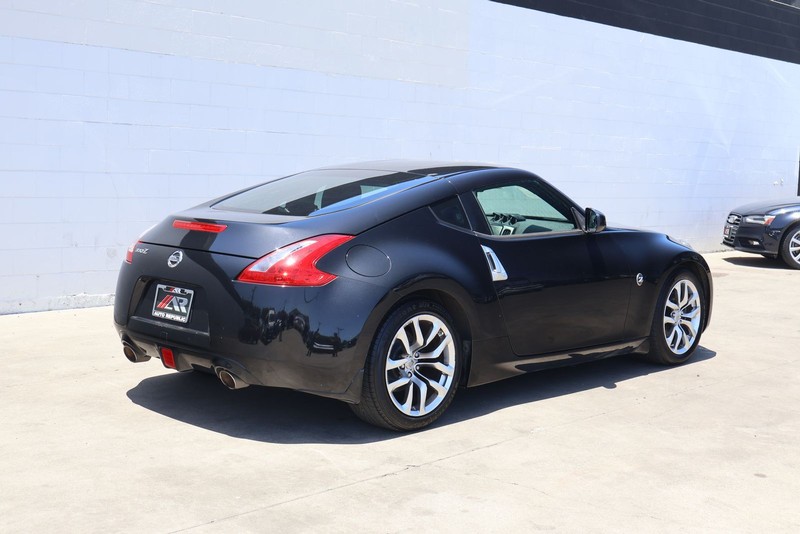 Nissan 370Z Vehicle Full-screen Gallery Image 05