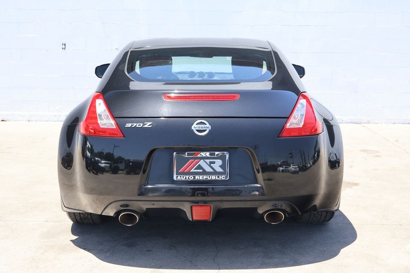 Nissan 370Z Vehicle Full-screen Gallery Image 06