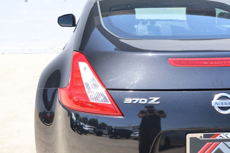Nissan 370Z Vehicle Full-screen Gallery Image 07