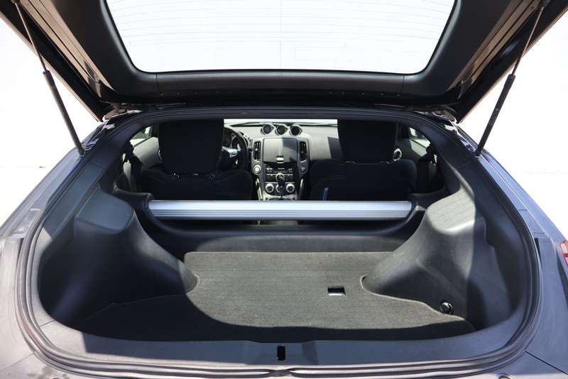 Nissan 370Z Vehicle Full-screen Gallery Image 08