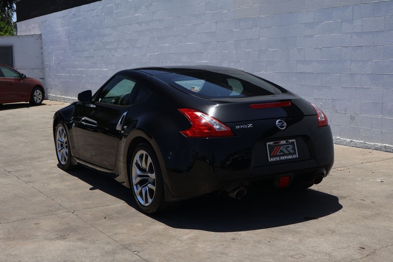 Nissan 370Z Vehicle Full-screen Gallery Image 09