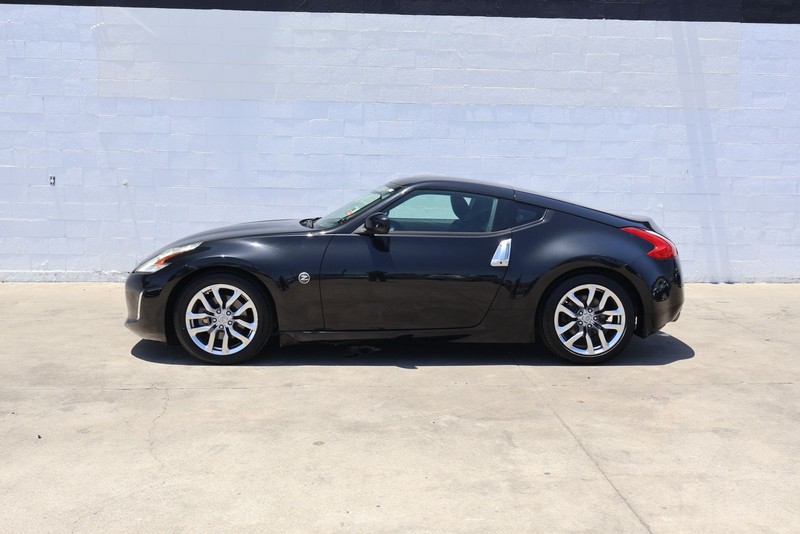 Nissan 370Z Vehicle Full-screen Gallery Image 10