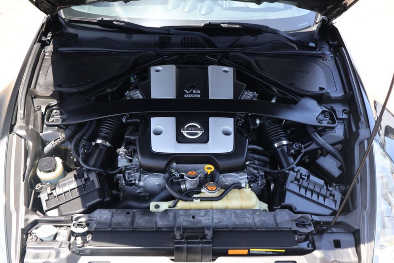 Nissan 370Z Vehicle Full-screen Gallery Image 12