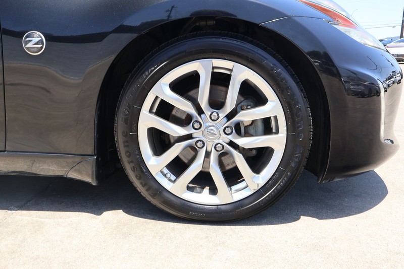 Nissan 370Z Vehicle Full-screen Gallery Image 13