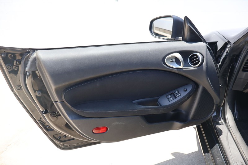 Nissan 370Z Vehicle Full-screen Gallery Image 14