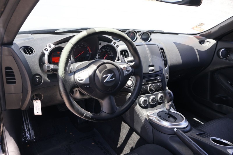Nissan 370Z Vehicle Full-screen Gallery Image 15