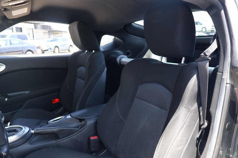 Nissan 370Z Vehicle Full-screen Gallery Image 16