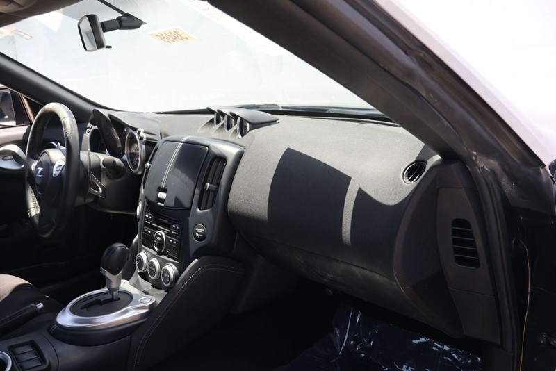 Nissan 370Z Vehicle Full-screen Gallery Image 18