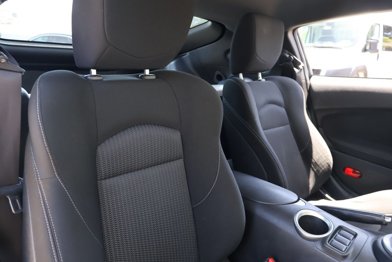 Nissan 370Z Vehicle Full-screen Gallery Image 19