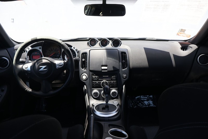 Nissan 370Z Vehicle Full-screen Gallery Image 20