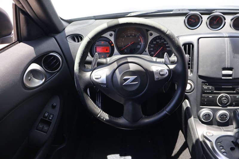 Nissan 370Z Vehicle Full-screen Gallery Image 22