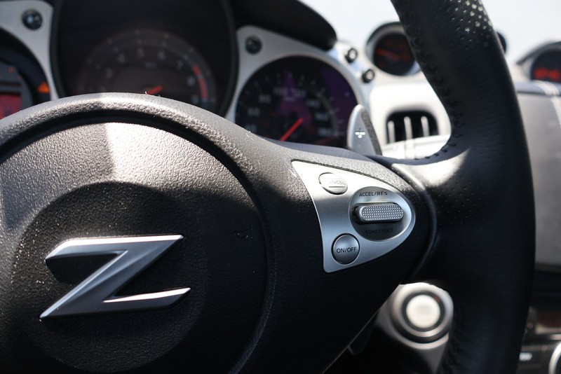 Nissan 370Z Vehicle Full-screen Gallery Image 24